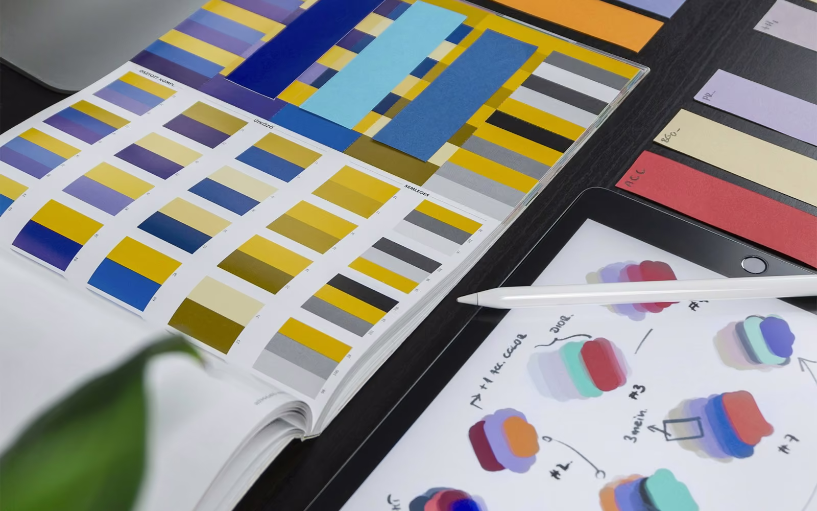 Contoh palet warna dan tablet berisi sketsa desain
