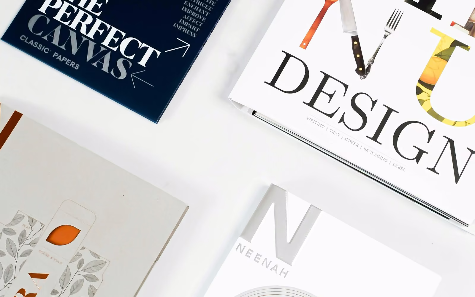 Buku dan brosur desain tercetak di atas meja