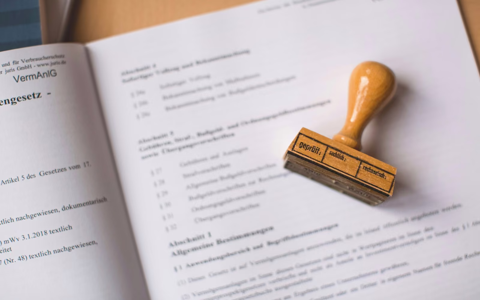 Stempel kayu di atas dokumen tercetak