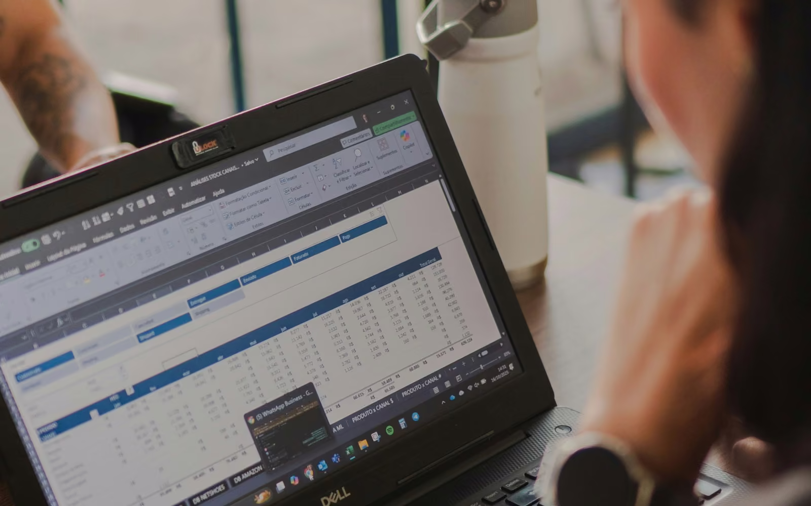 Seseorang bekerja dengan lembar kerja spreadsheet di laptop
