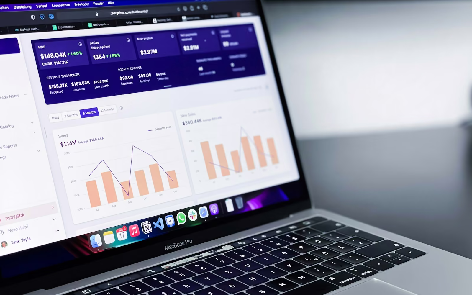 Laptop menampilkan dasbor metrik keuangan