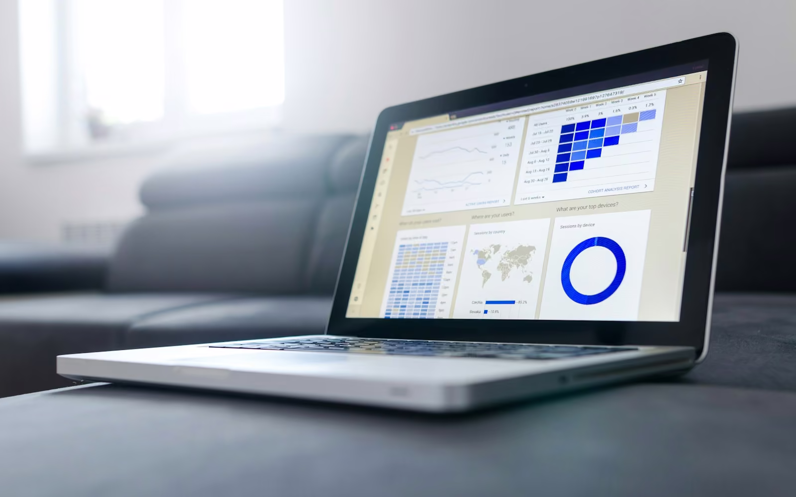 Laptop menampilkan beberapa grafik dan tabel