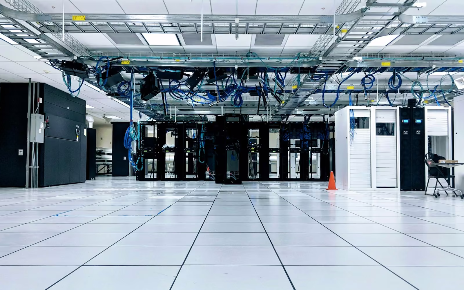 Ruang server dengan deretan rak yang rapi