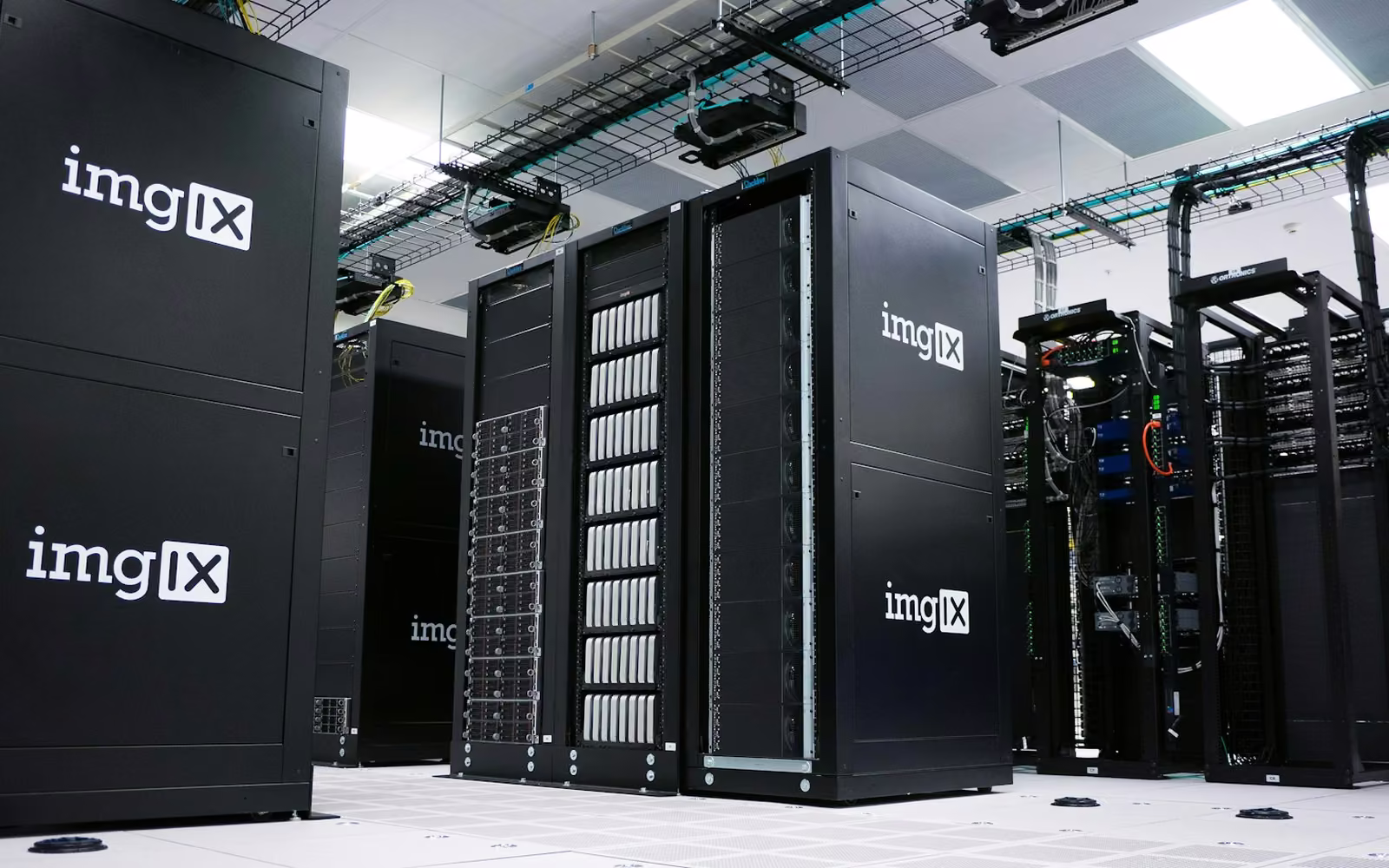 Rak server hitam di pusat data