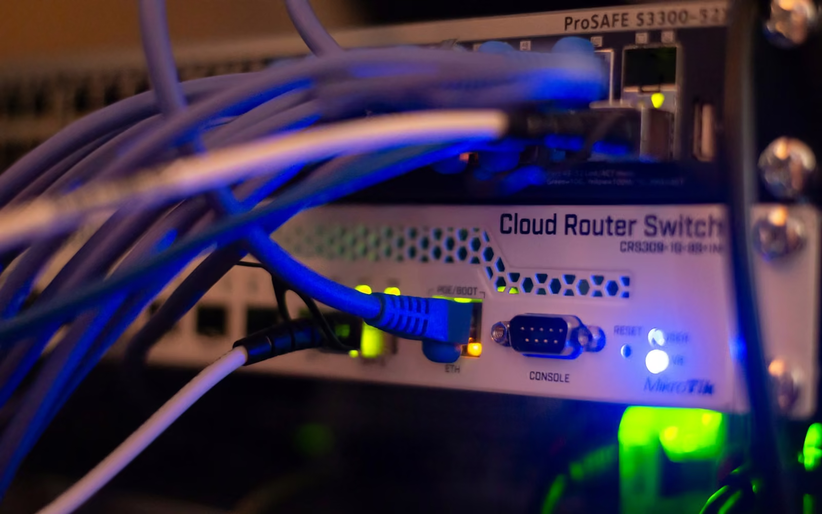 Perangkat jaringan dengan kabel ethernet yang terpasang