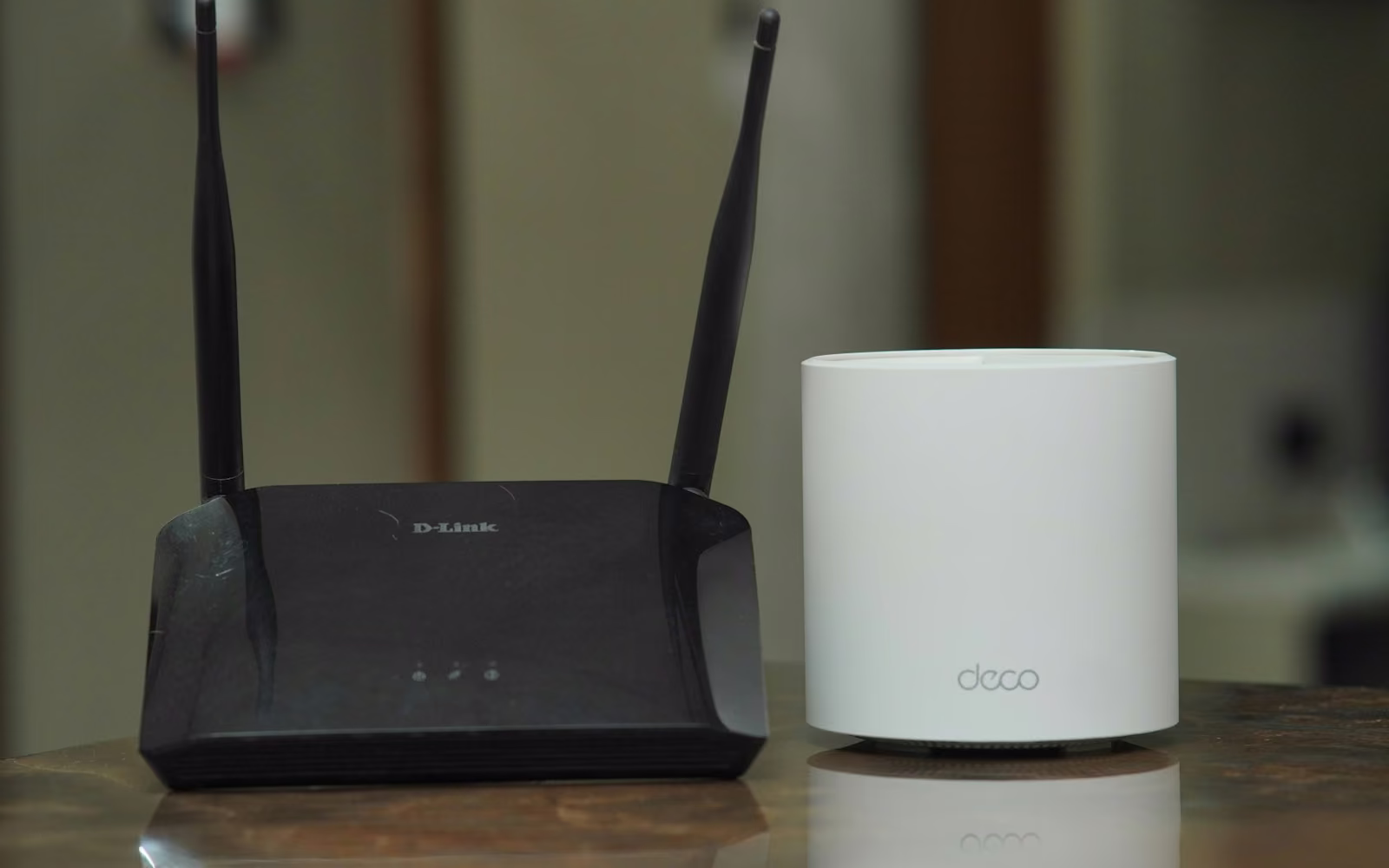 Dua router Wi-Fi di atas meja
