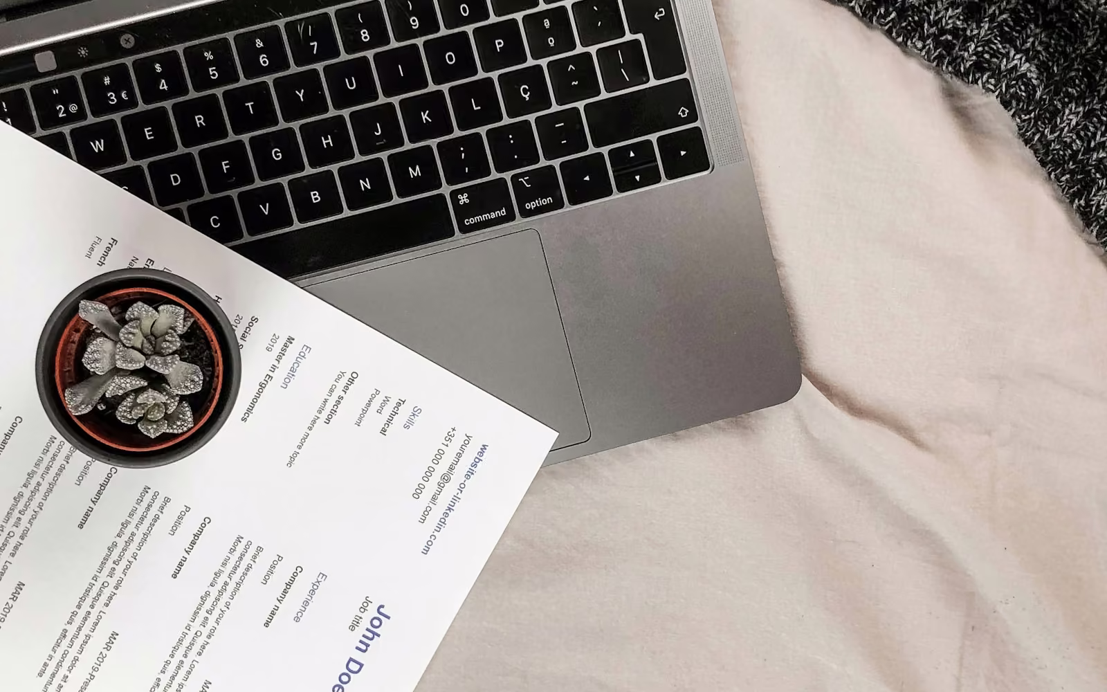 Lembar CV tercetak di atas laptop
