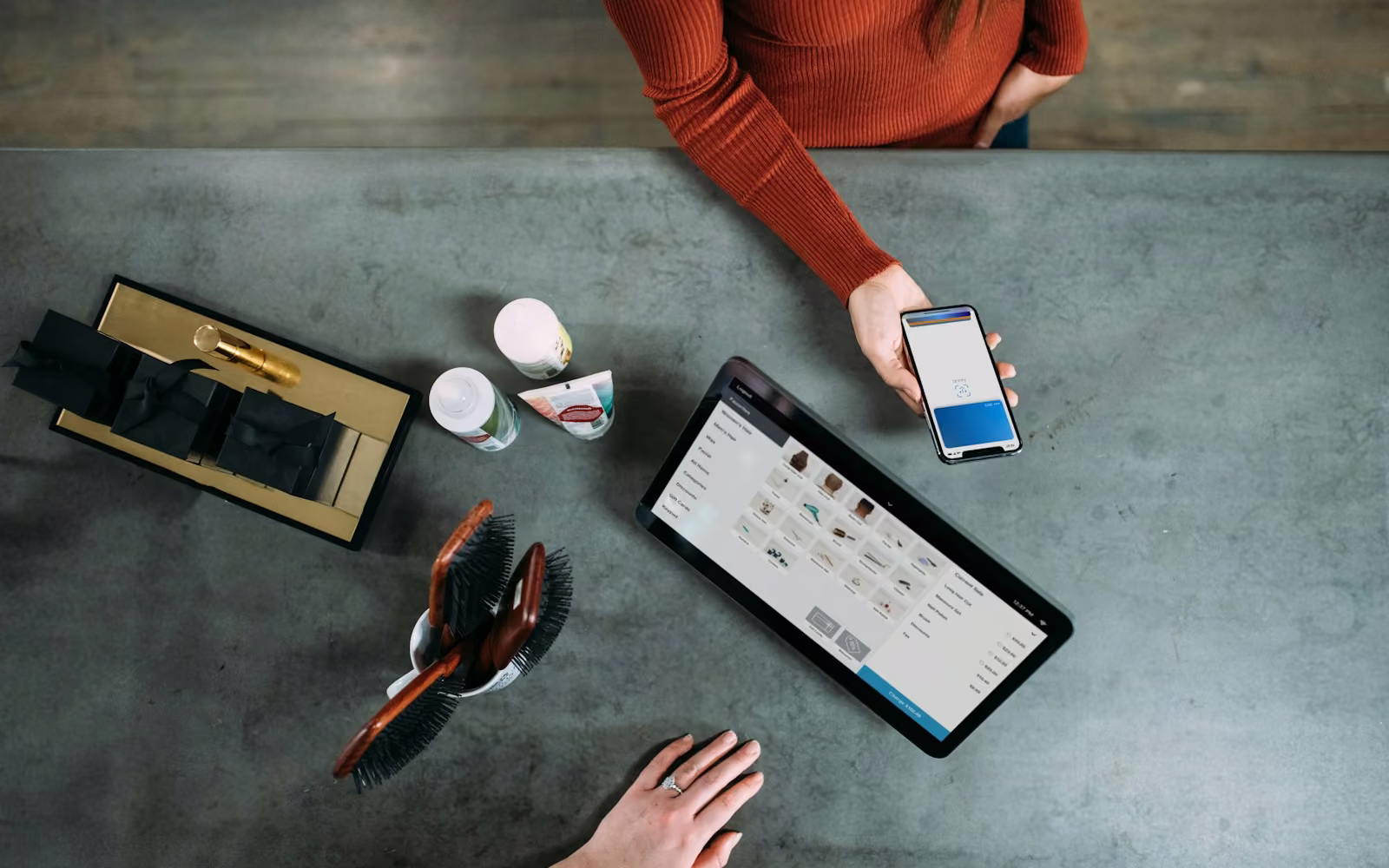 Pembayaran lewat ponsel di dekat tablet kasir