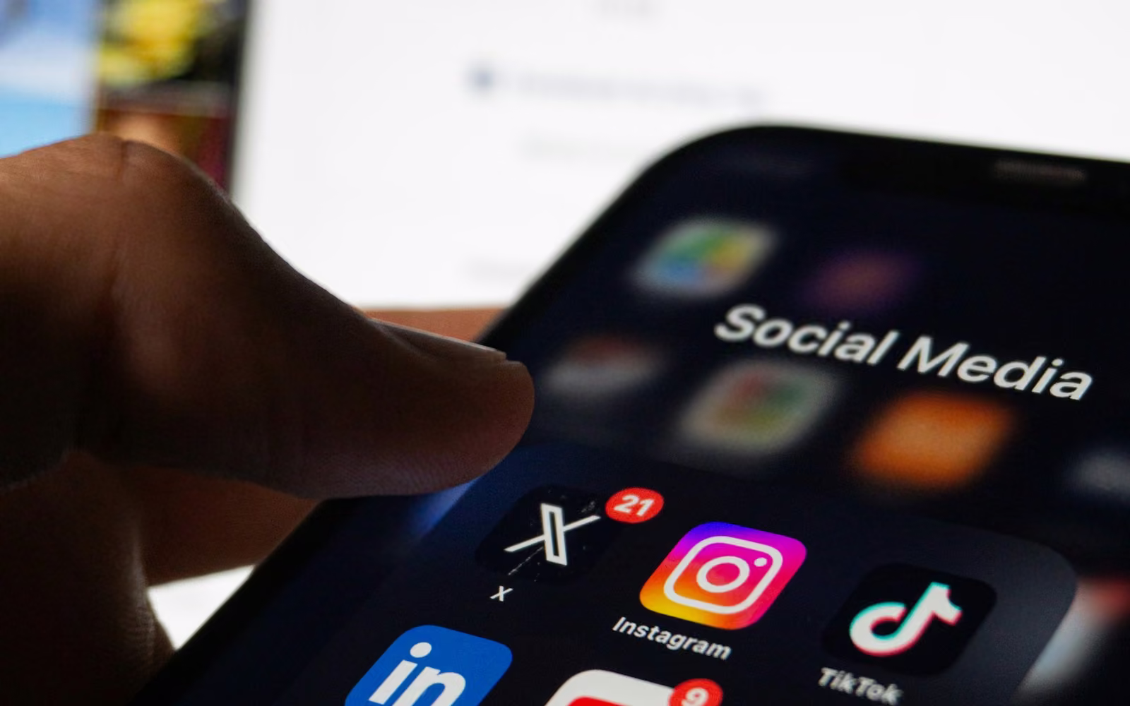 Ponsel menampilkan folder aplikasi media sosial