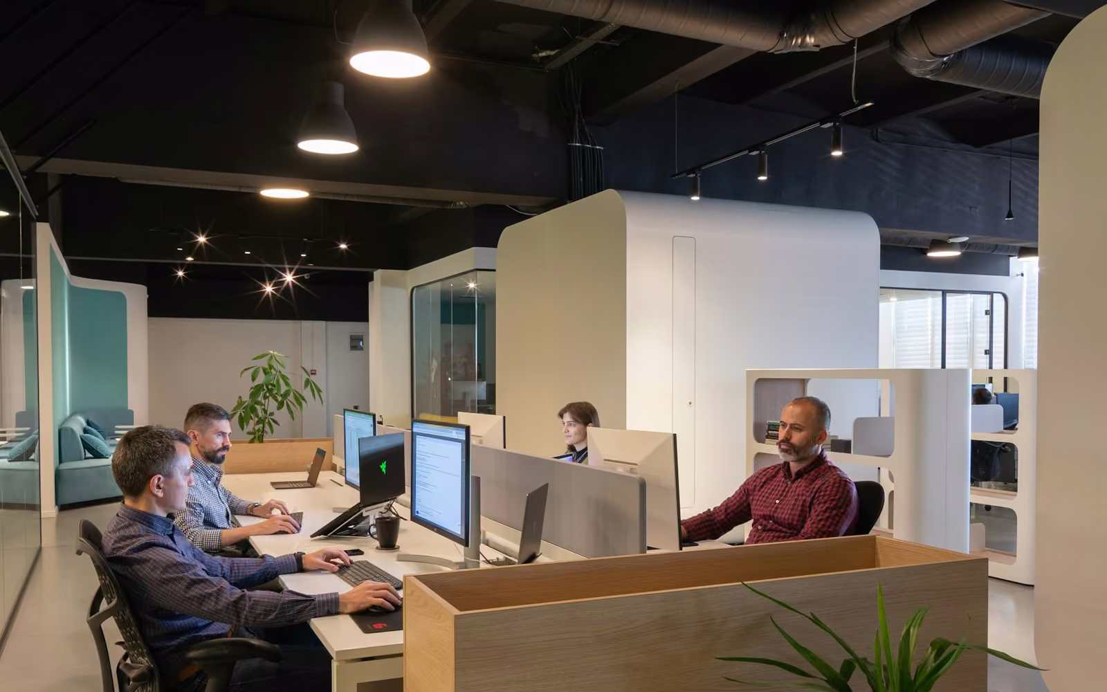 Dua orang bekerja bersama di meja kantor
